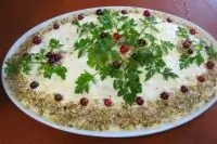 Слоеный салат с яйцами, орехами и яблоками