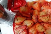 Карпаччо из клубники, лососины, грибов и копченого сыра скаморца