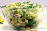 Нежный салат «Цезарь» с сухариками, чесноком и курицей