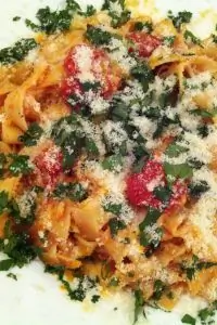 Паста тальятелле с соусом помидорини