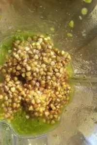 Холодный суп из гречки, томатов, авокадо и базилика