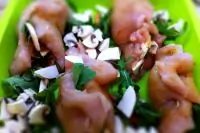 Куриные рулеты с вялеными томатами, спаржей и рукколой