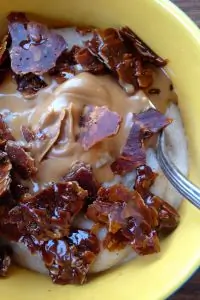 Манная каша с пряничной пастой и миндальными хлопьями