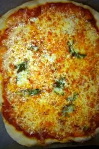 Пицца «Маргарита» с базиликом