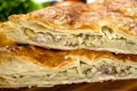 Сочный пирог с курицей из слоеного теста