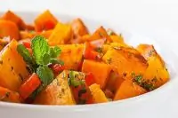 Теплый тыквенный салат с красным перцем и пряностями