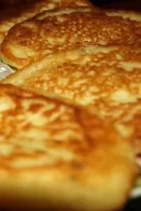 Картофельные оладьи с луком и сметанным соусом