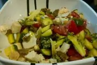 Сыроедческий витаминный салат с сыром тофу и соевым соусом