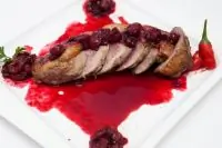 Утиное мегре с ягодным соусом