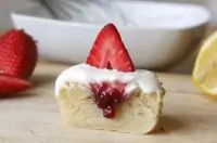 Лимонные капкейки с малиновым джемом