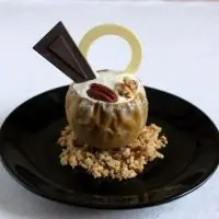 Печеное яблоко с кремом из голубого сыра и крамблом из ореха пекан