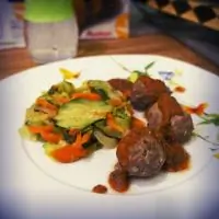 Цукини с фрикадельками и ароматным соусом