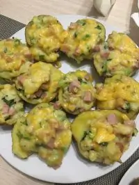 Фаршированный сыром и колбасой картофель