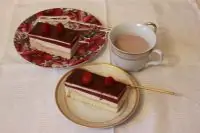 Бисквитные пирожные со сливочным кремом и малиновым желе