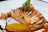 Фаршированные кальмары гриль под соусом из манго