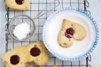 Песочные валентинки с вишней