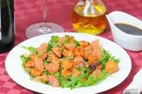 Салат с рукколой, курицей и грейпфрутом