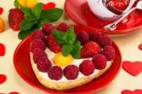 Цитрусовые пирожные «Валентинки» с фруктами