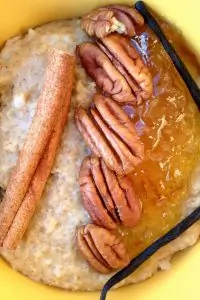 Овсяная каша с пряностями, пеканом и апельсиновым джемом