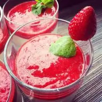 Ванильная панна-котта с клубничным соусом