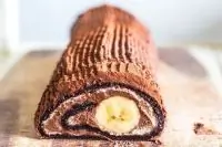 Шоколадно-банановый рулет с кремом и взбитыми сливками