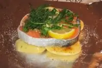 Красная рыба, запеченная в фольге, с картофелем