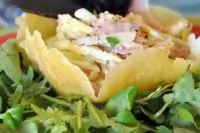 Итальянский салат с копченой курицей в сырной корзинке