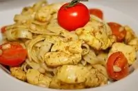 Паста с курицей, соусом песто и кедровыми орешками