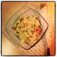 Шеф-салат из овощей, сыра и зеленого горошка