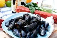 Мидии с шафраном и колбасками чоризо