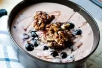 Маскарпоне с теплыми ягодами и грецкими орехами