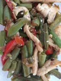 Теплый салат с курицей и стручковой фасолью