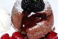 Шоколадный фондан с вишней