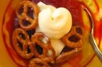 Тыквенная манная каша с кули из брусники и солёным претцелем