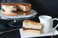 Бисквитный торт с карамелизованными яблоками