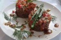 Тартар из лосося с бородинским хлебом