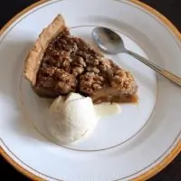 Банановый тарт с медом и грецкими орехами