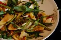 Салат из молодой спаржи с картофелем, авокадо и рукколой