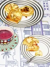 Яблочные слойки с изюмом