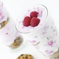 Десерт из малины с греческим йогуртом и печеньем