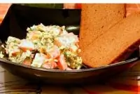 Салат из помидоров и сыра со сметаной