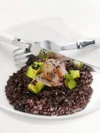 Ризотто из риса венере с авокадо и карпаччо из сибаса