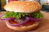 Гамбургер из говядины с соусом из меда и чили