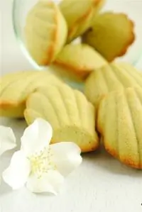 Печенье «Мадлен» с чаем матча