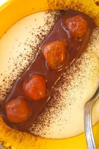 Манная каша с сушеными кумкватами и мятным шоколадным соусом