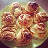 Слоеные розы с яблоками