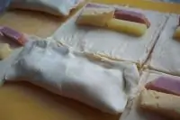 Слоеные булочки с сыром и мясом