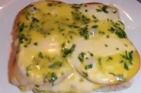 Пикантный бутерброд с анчоусным маслом и помидором