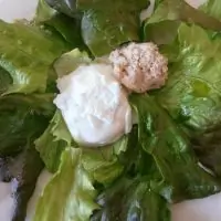 Яйцо пашот с ореховым соусом