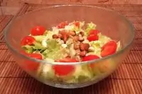 Легкий салат с черри и орехами